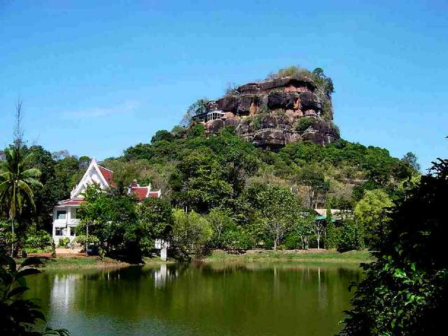 View of Wat Phu Tok from the front