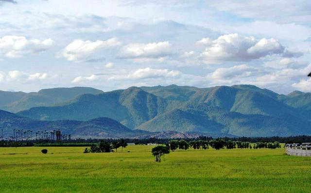 The Western Ghats traverse the entire western coast.