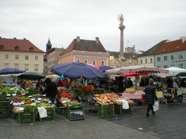 Weekly market (Wochenmarkt) at the Hauptplatz