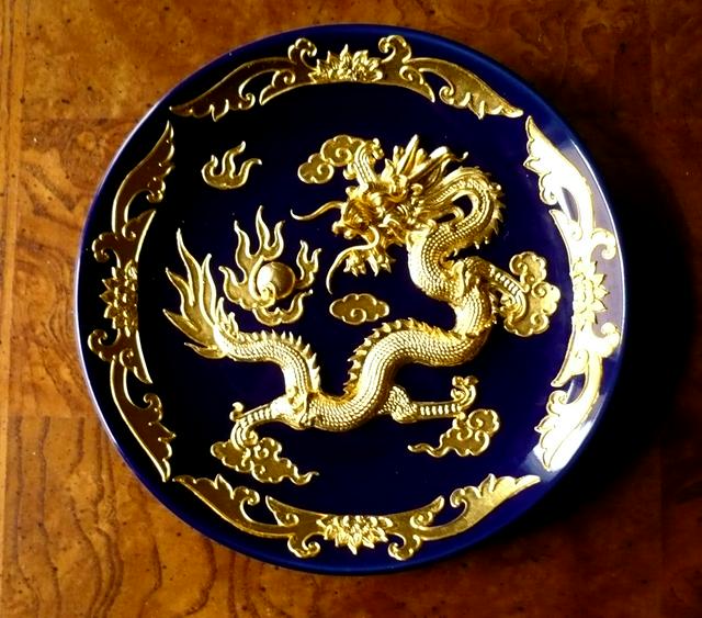 Lacquer plate decorated with gold