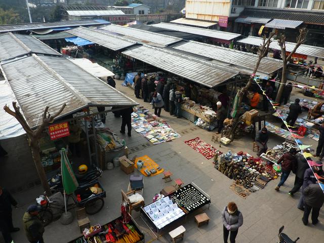 Hongyuan Market, a popular craft and antique market just north of the city center