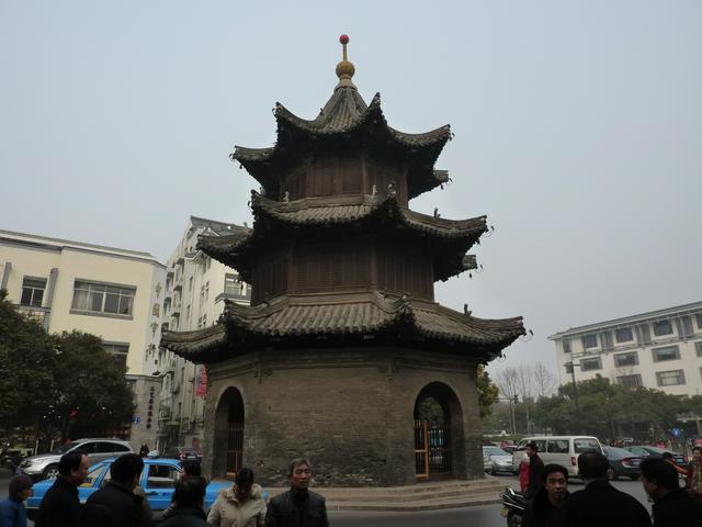 Siwang Ting ("The Pavilion for Looking into Four Directions"), one of the main historic landmarks in downtown Yangzhou