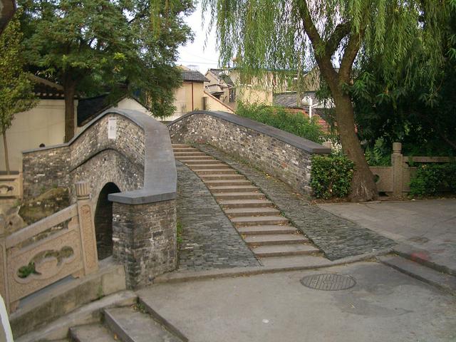 Xiaohongqiao ("The Little Rainbow Bridge") over the not-so grand Xiaoqinhuaihe Canal in Yangzhou's old city