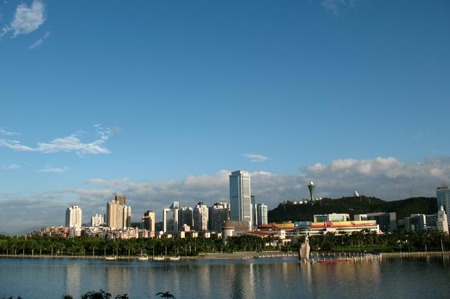 Looking northwest across the lake from Bailuzhou Park