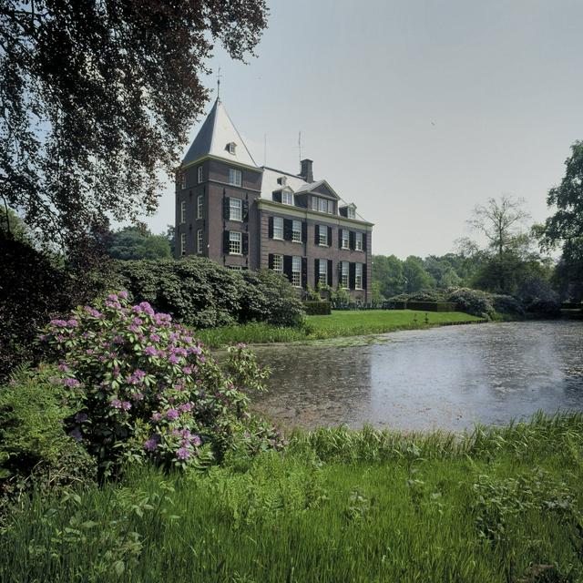 Huis Verwolde with the lake behind it