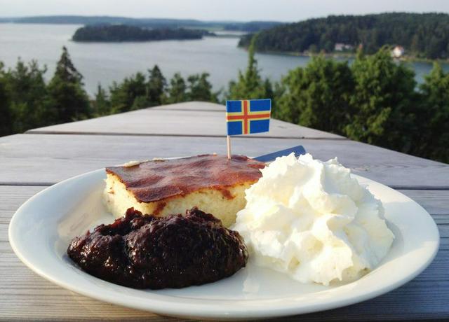 Åland pancake with stewed plums and whipped cream