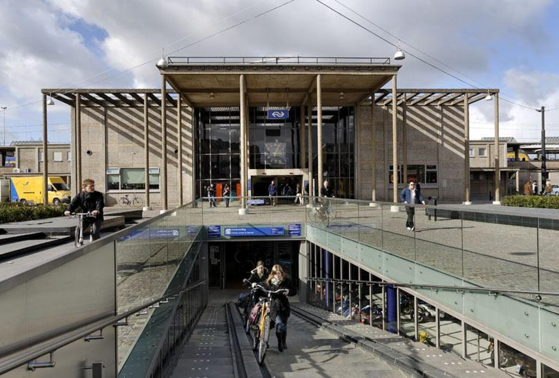 station interior photo