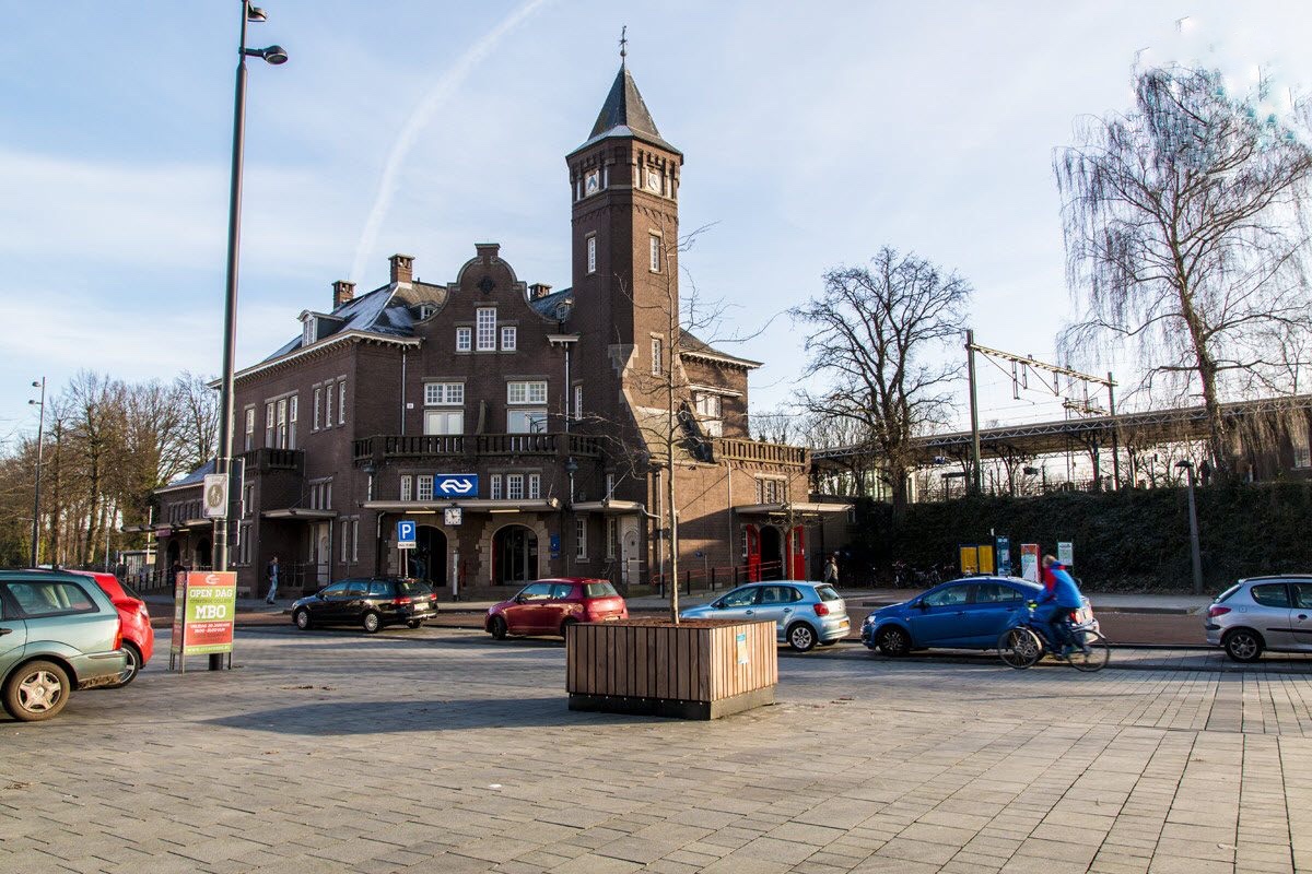station interior photo