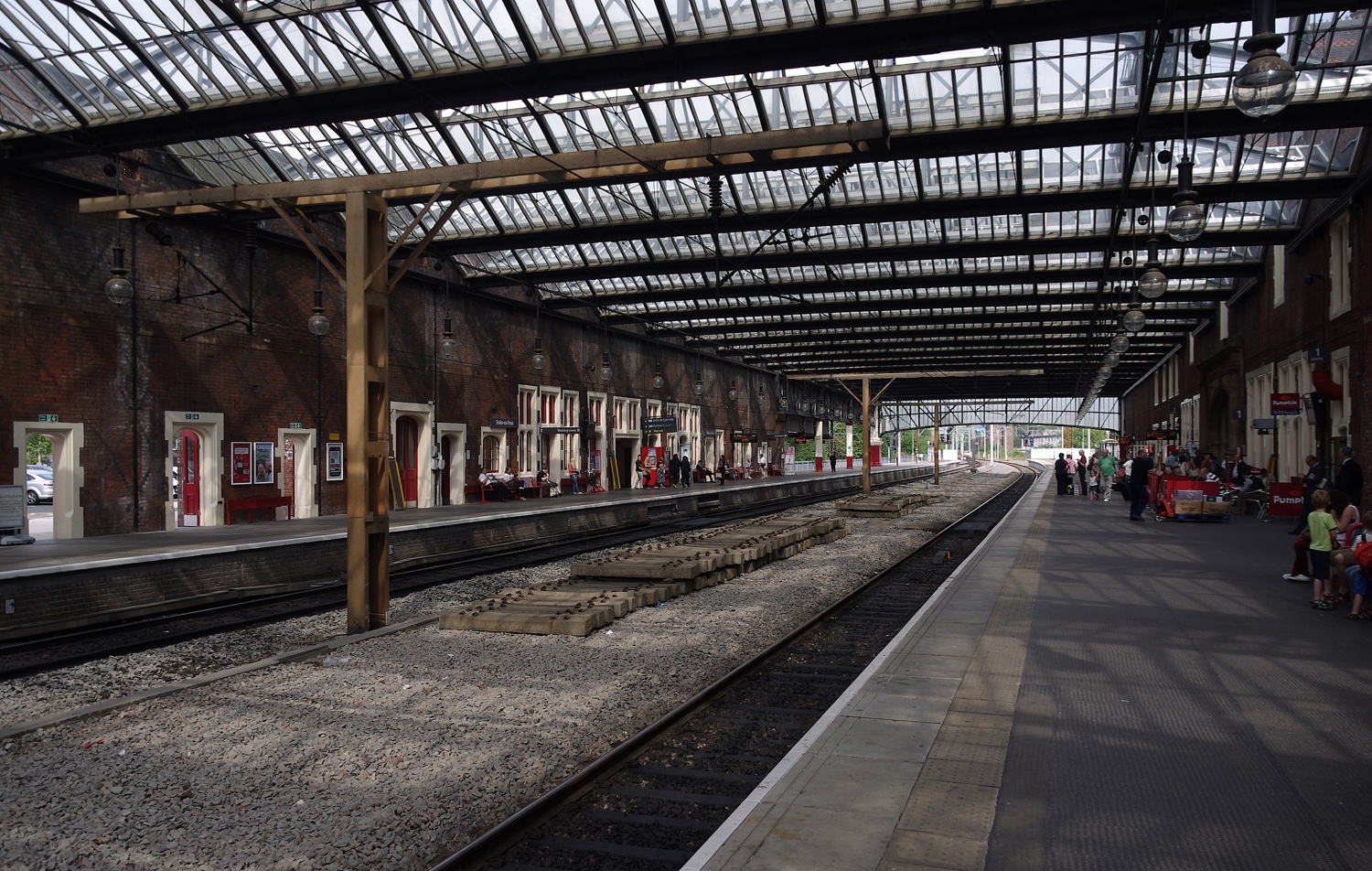 Stoke_on Trent_station_platforms_hall