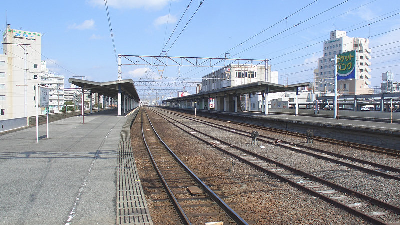Beppu_oita_station_platforms