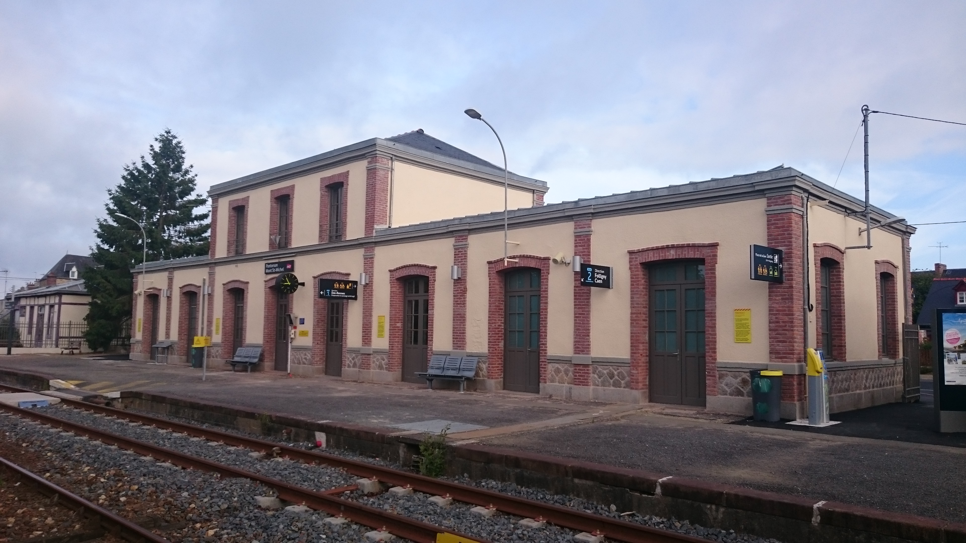 Gare_de_pontorson_ _mont Saint Michel_platform