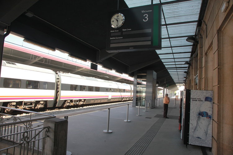 Ourense_station_platform_3