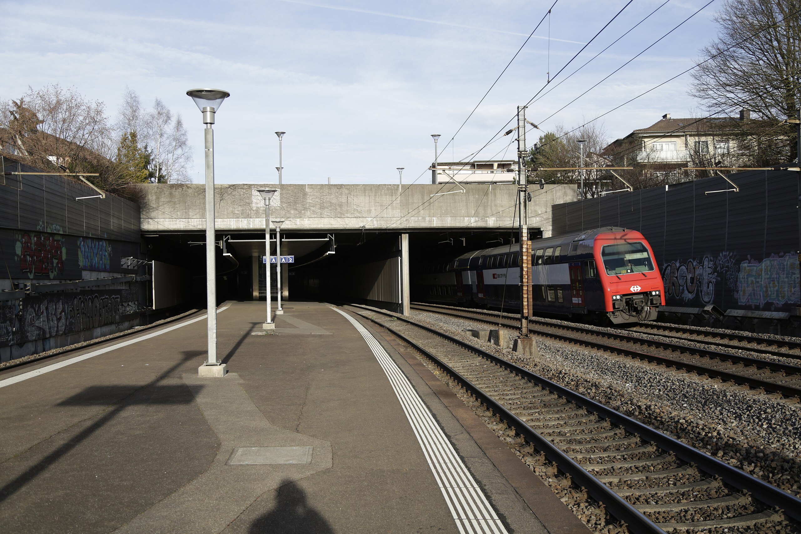Opfikon_railway_station_platform