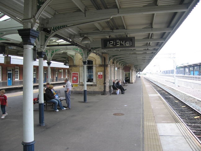 Nuneaton_station_platform_shelter