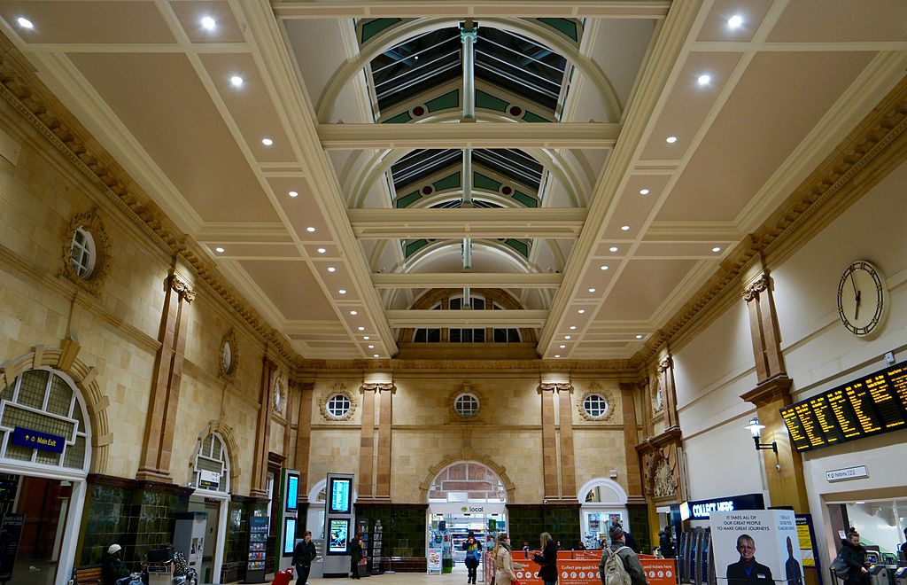 Nottingham_railway_station_concourse_1