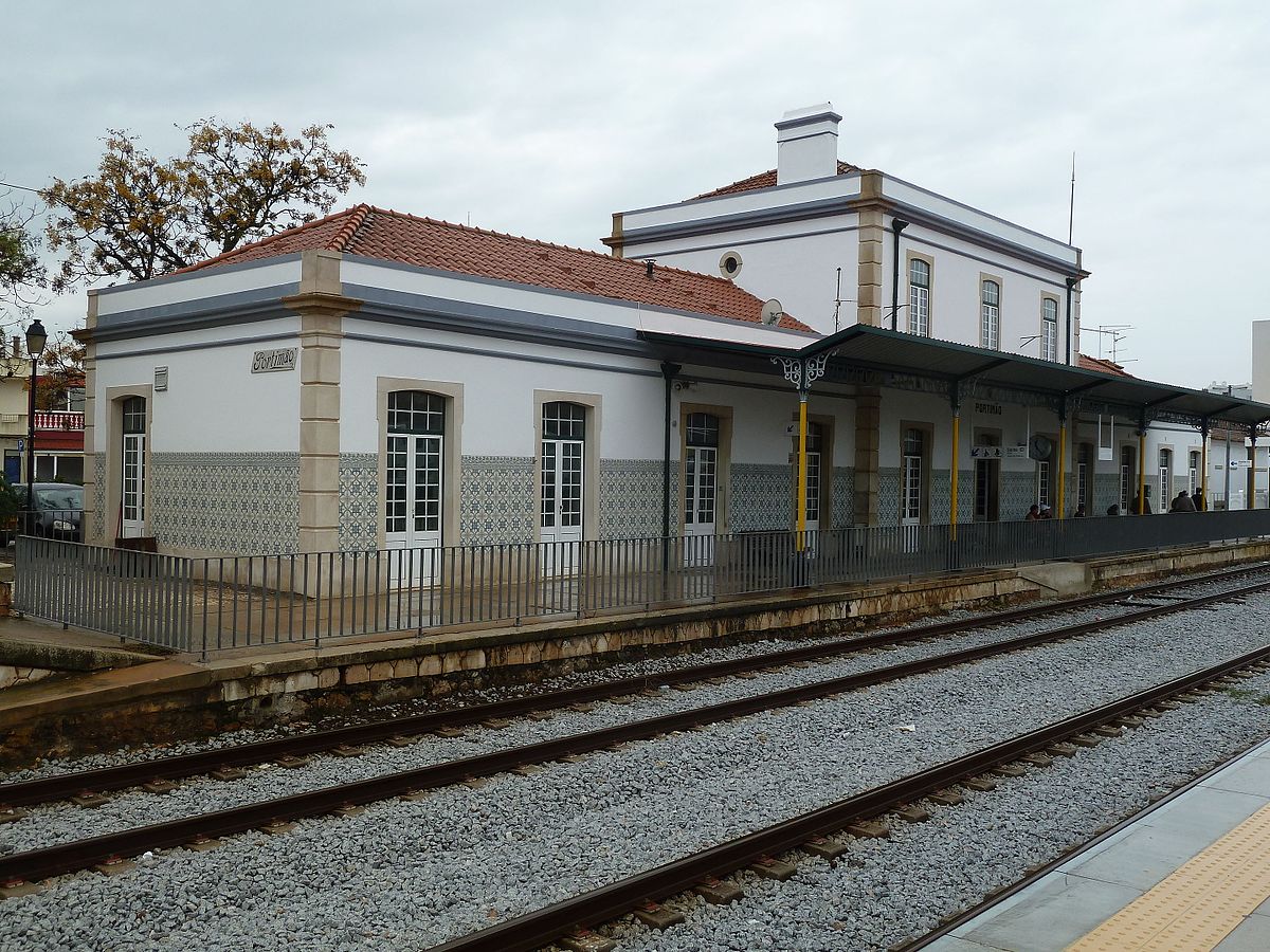 Portima%cc%83o_railway_station_platform_1