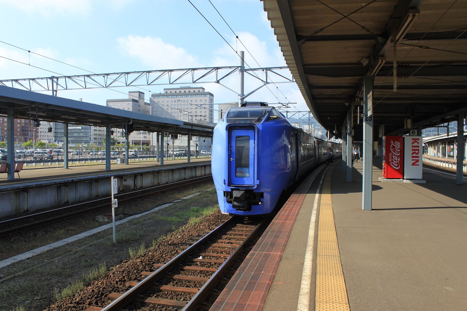 Hakodate_station_platform_jr_limited_expresse