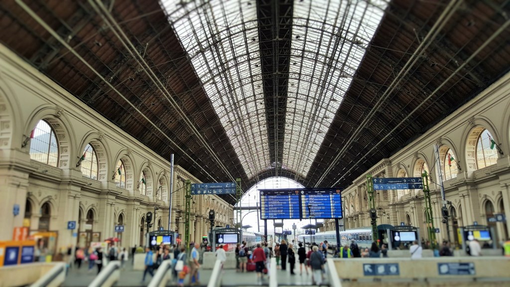 Budapest_keleti_central_station_hall
