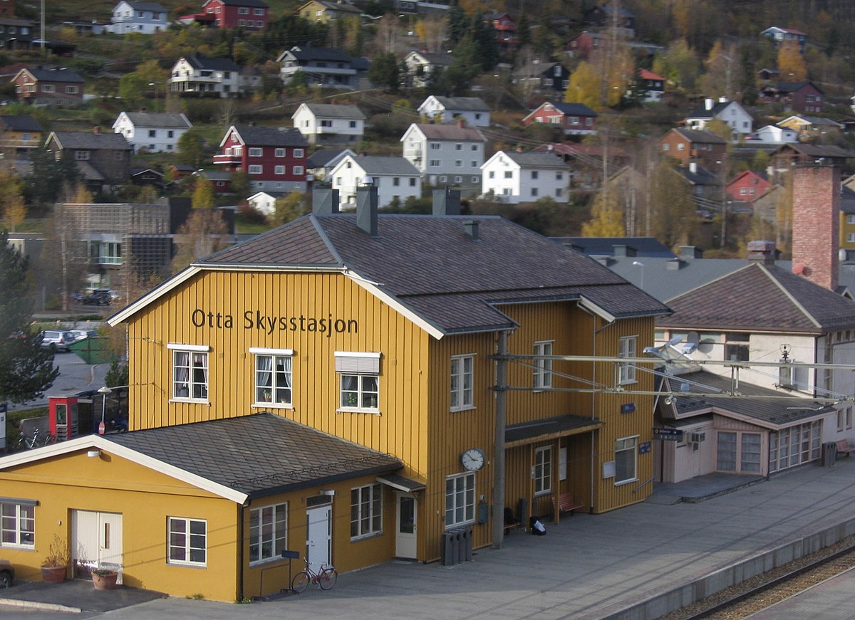 Otta_station_track_side