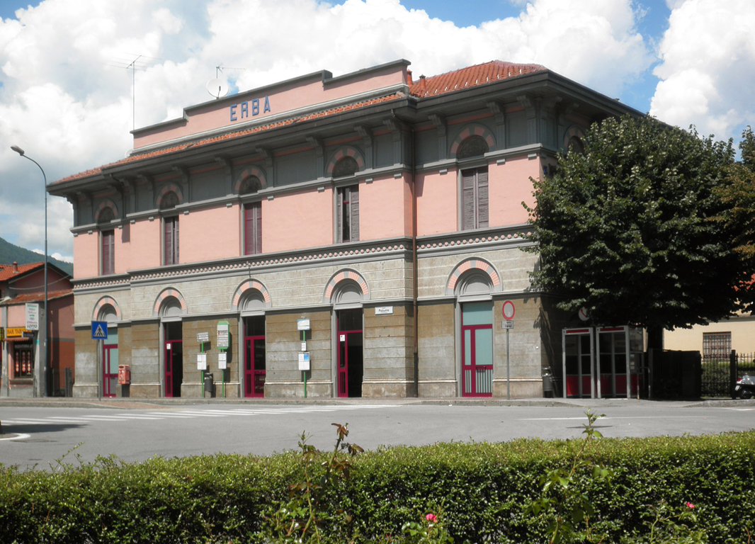 Erba_stazione_ferr_piazza