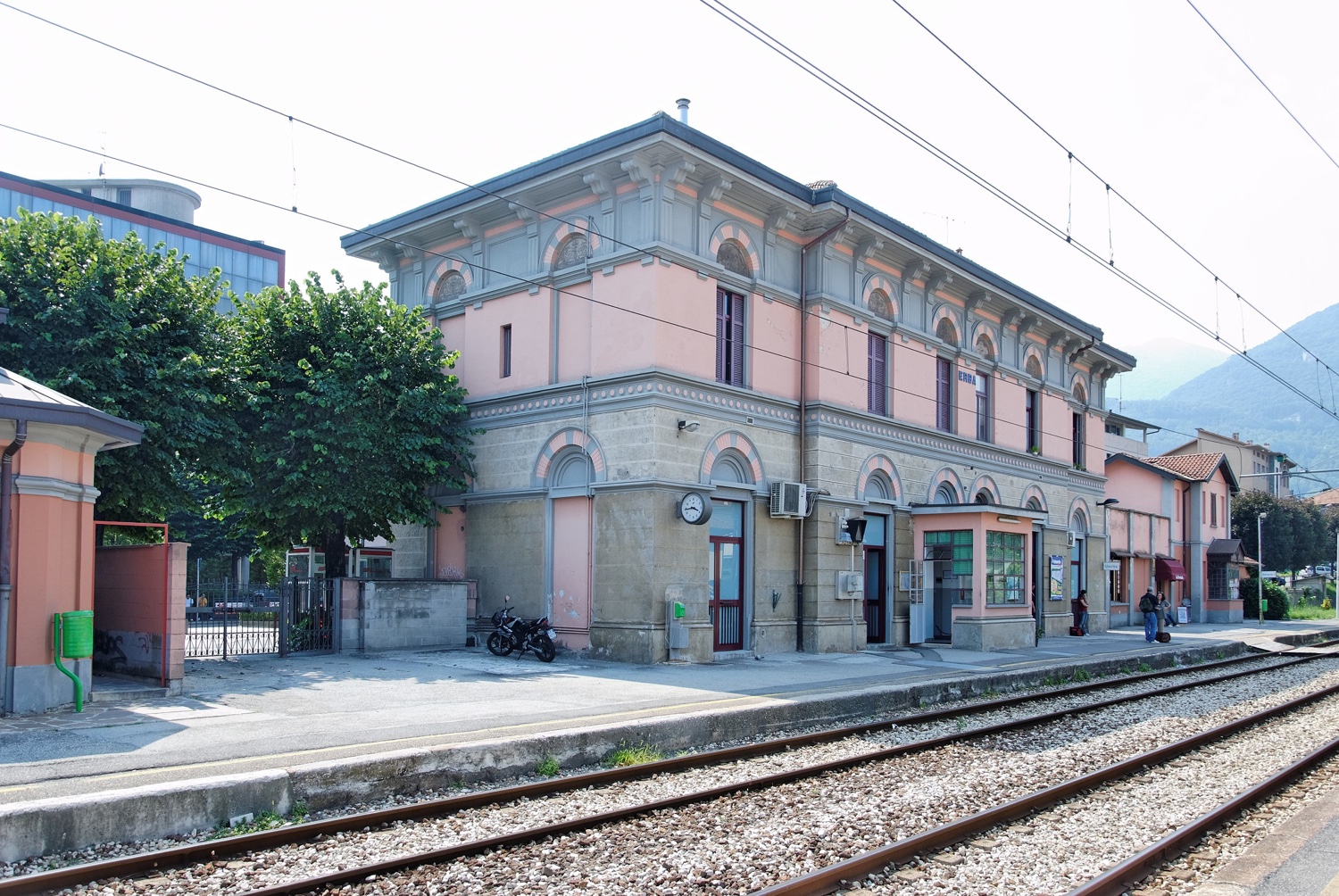 Erba_stazione_track_side