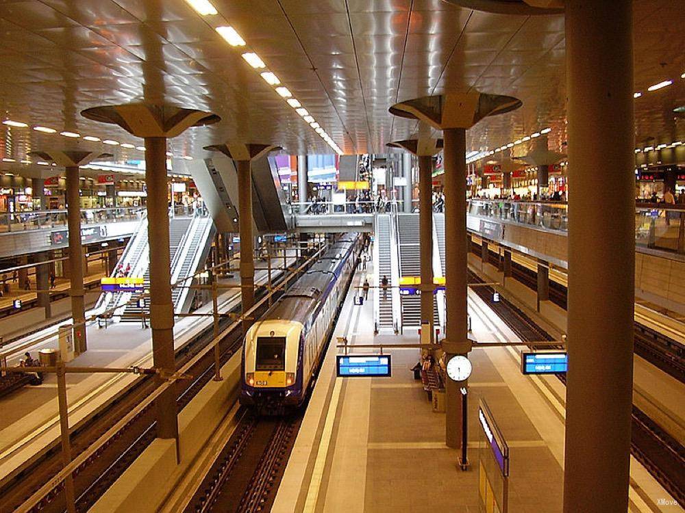 ベルリン中央駅地下層 チケット 地図 出発到着情報 ガイド 路線 G2railグローバル陸上輸送予約