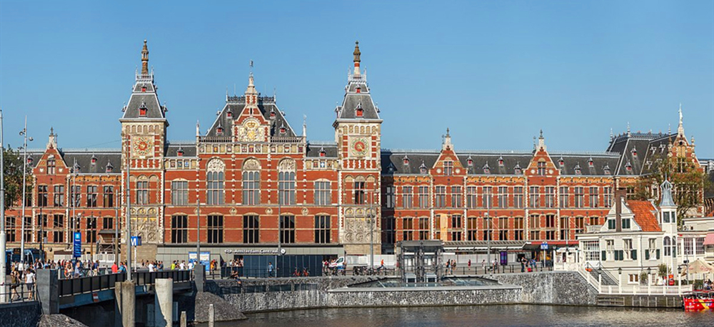 Bene_amsterdam_station_outside