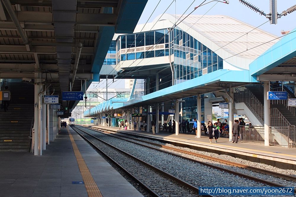 Gwangju_songjeong_station_platform_stair
