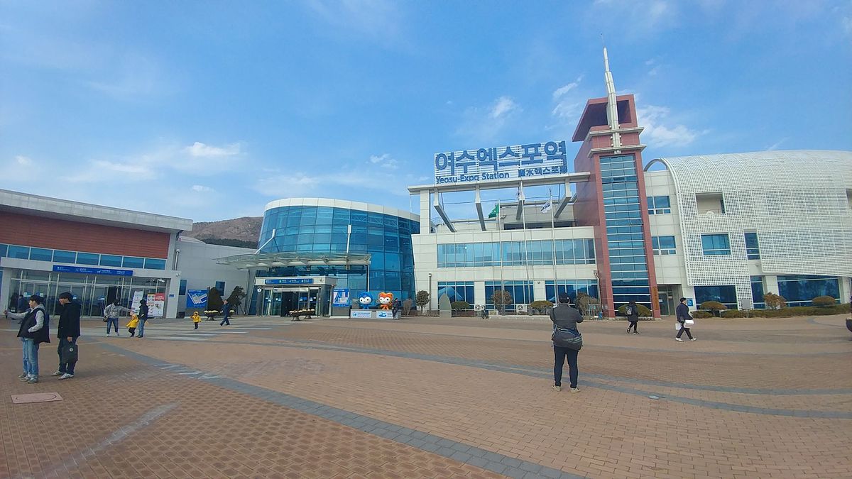 Yeosu Ekseupo_station_facade