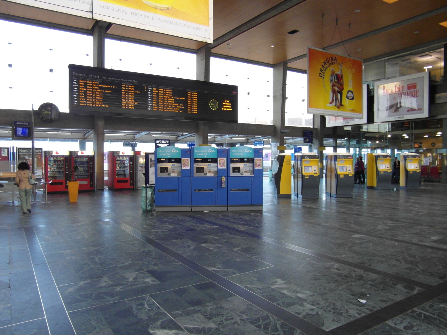 Nante_station_concourse_1