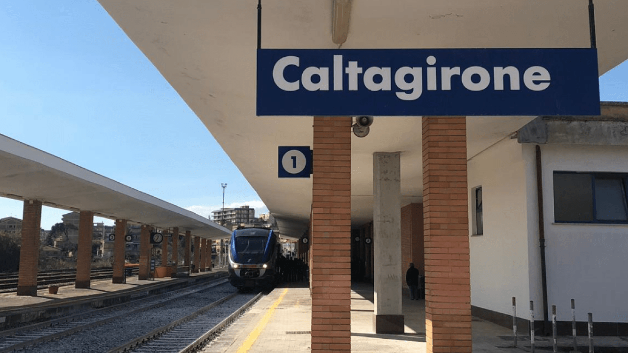 Caltagirone_station_platform_1