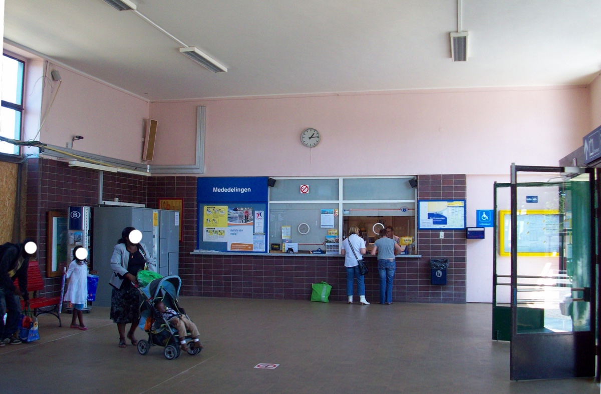 Geraardsbergen_station_waiting_room