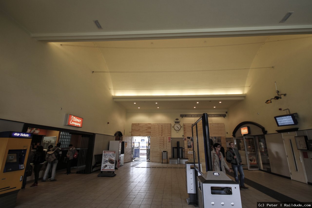 Roosendaal_station_concourse