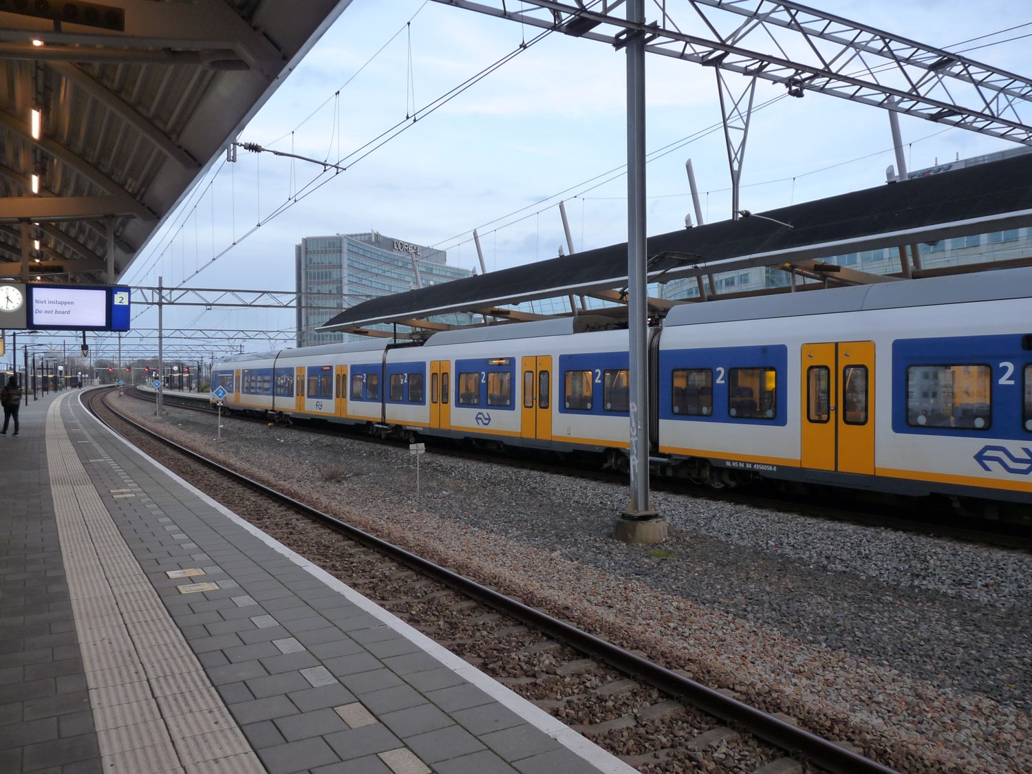Hoofddorp_station_platform_2
