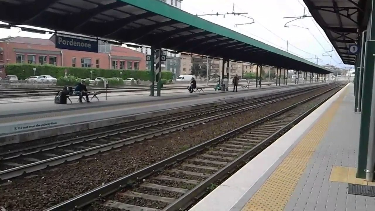 Pordenone_station_platforms_1