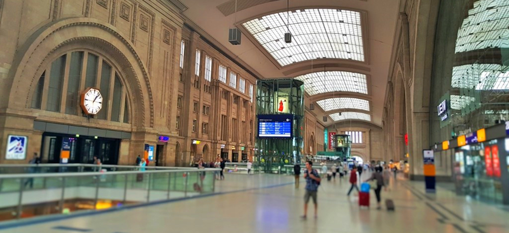 Db_leipzig_hbf_station_inside