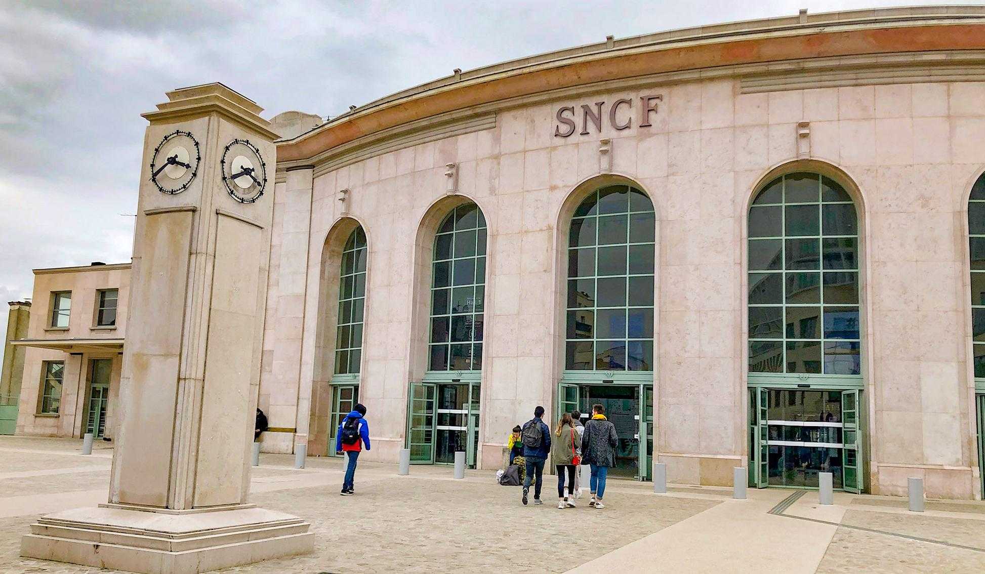 Versailles_chantiers_entrance