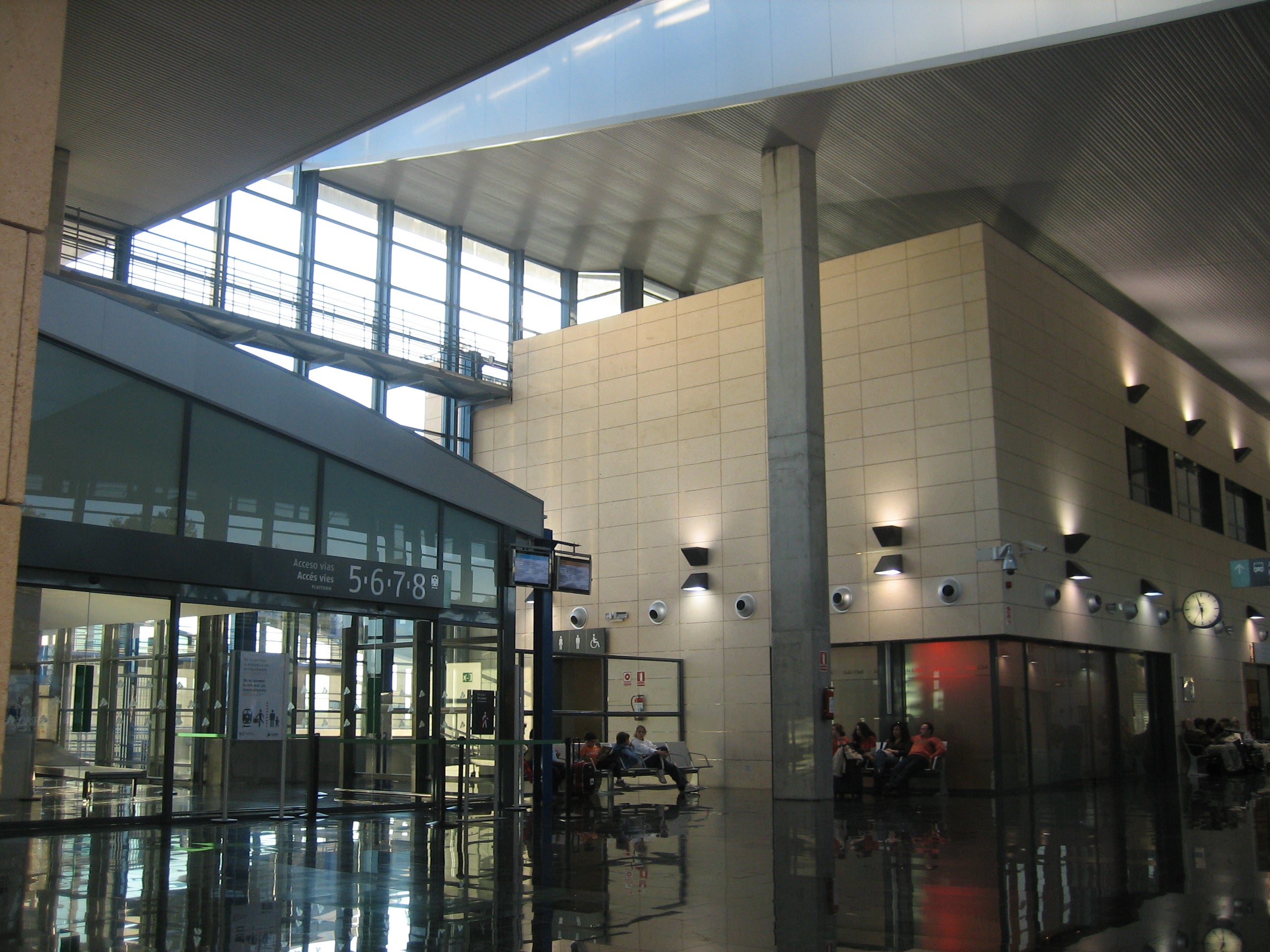Camp_de_tarragona_station_entrance
