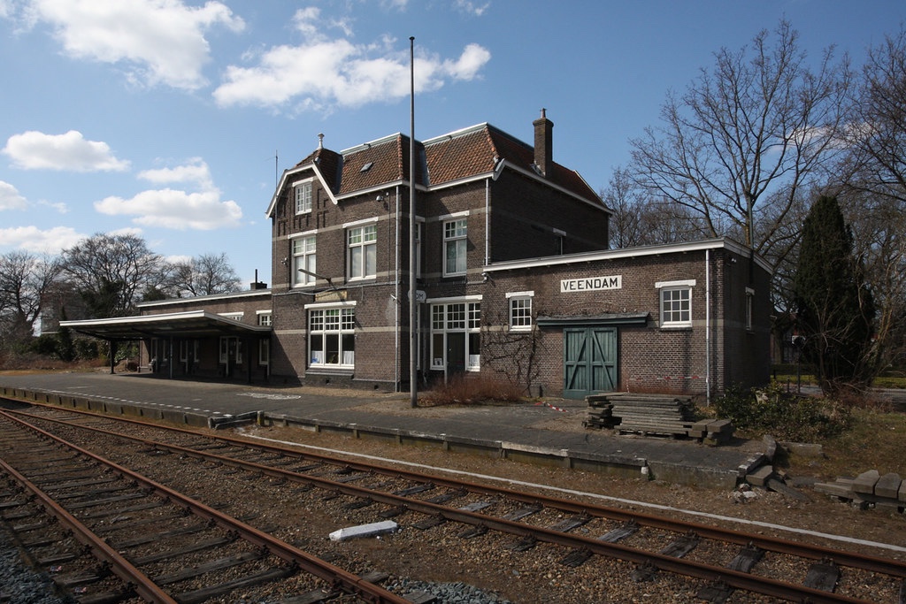 Veendam_station_track_side