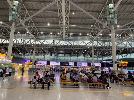 Busan_railway_station_hall