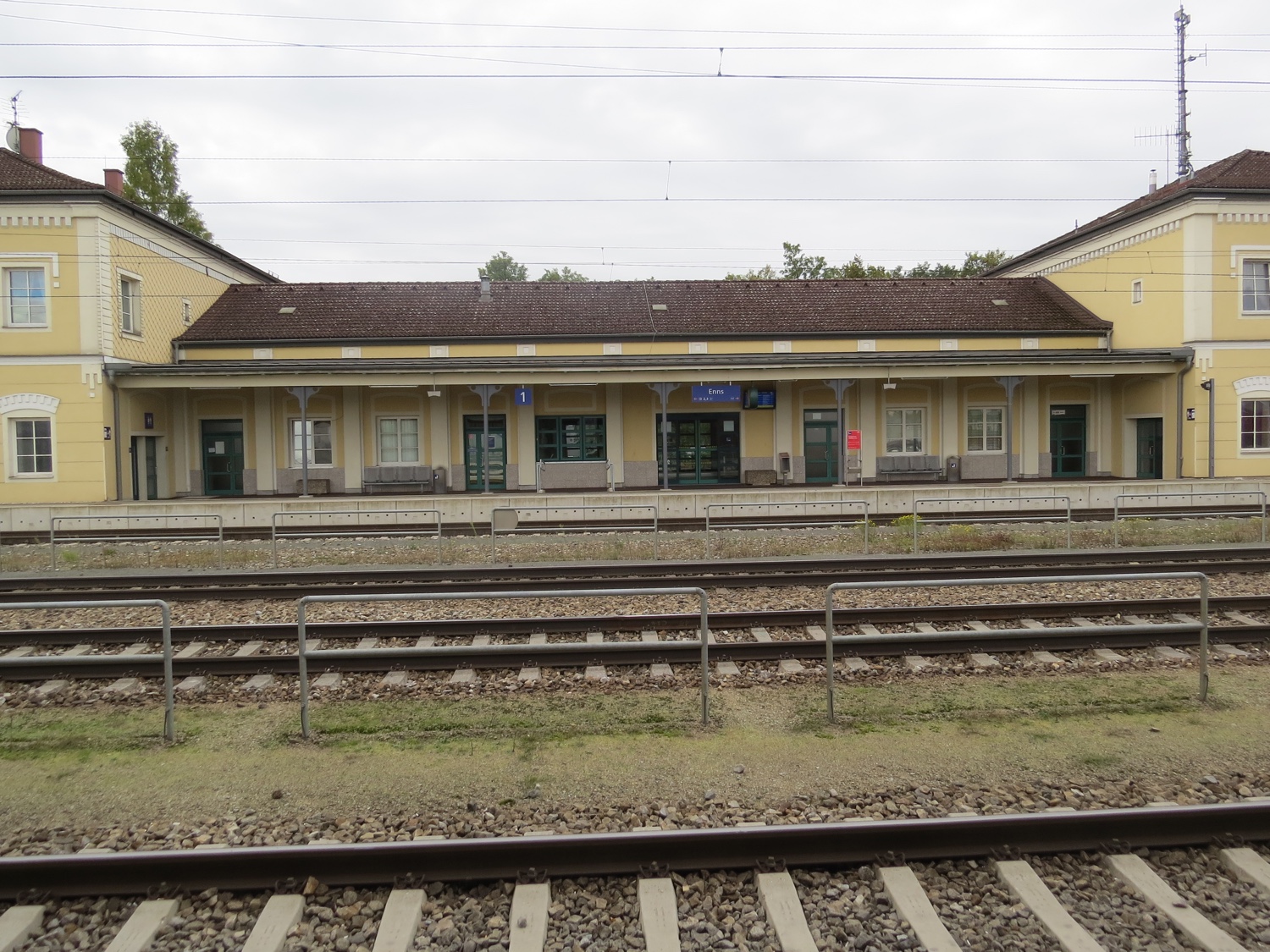 Enns_bahnhof_building_track_side