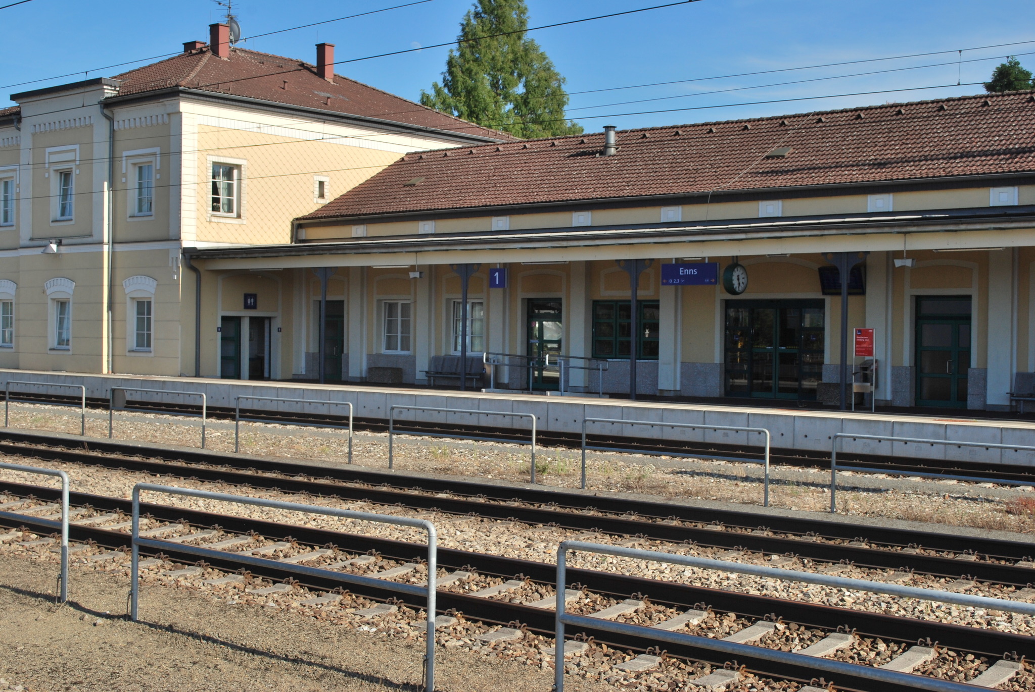 Enns_bahnhof_platforms_1