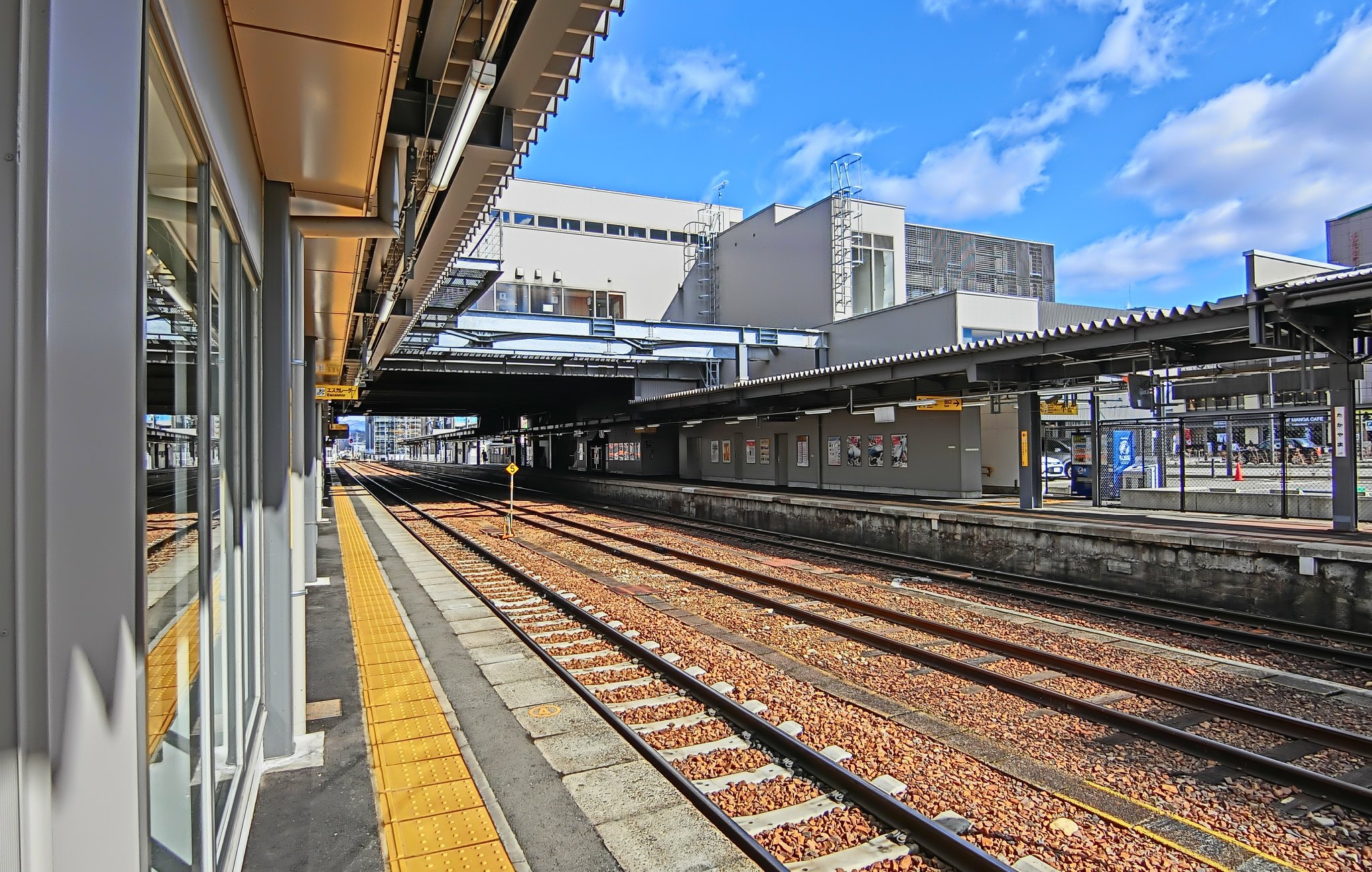 Takayama_station_platforms