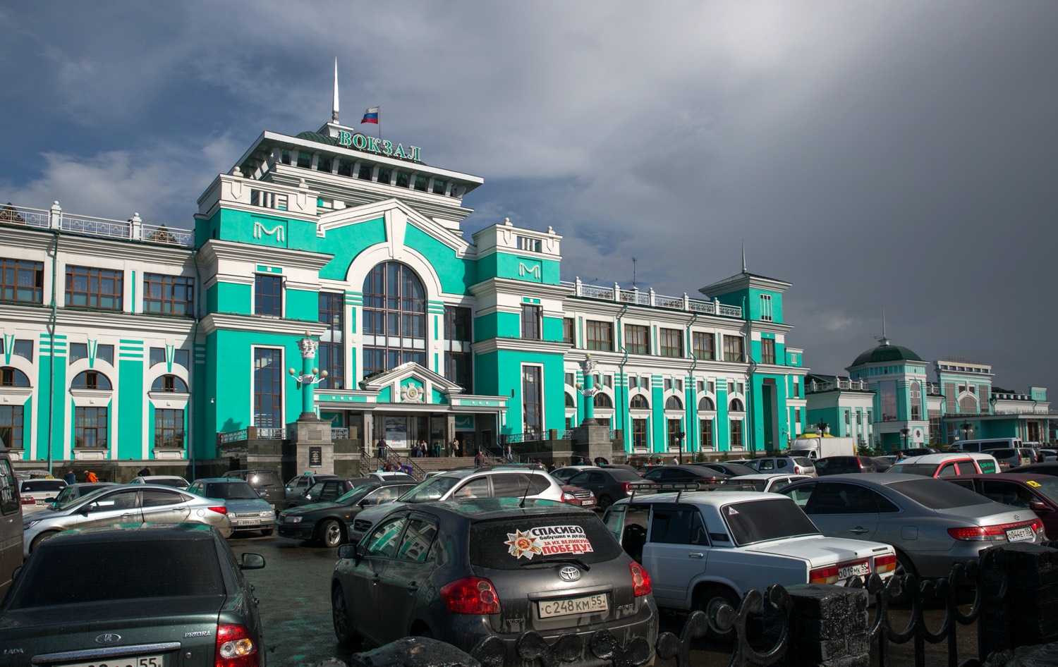 Omsk_train_station_outside