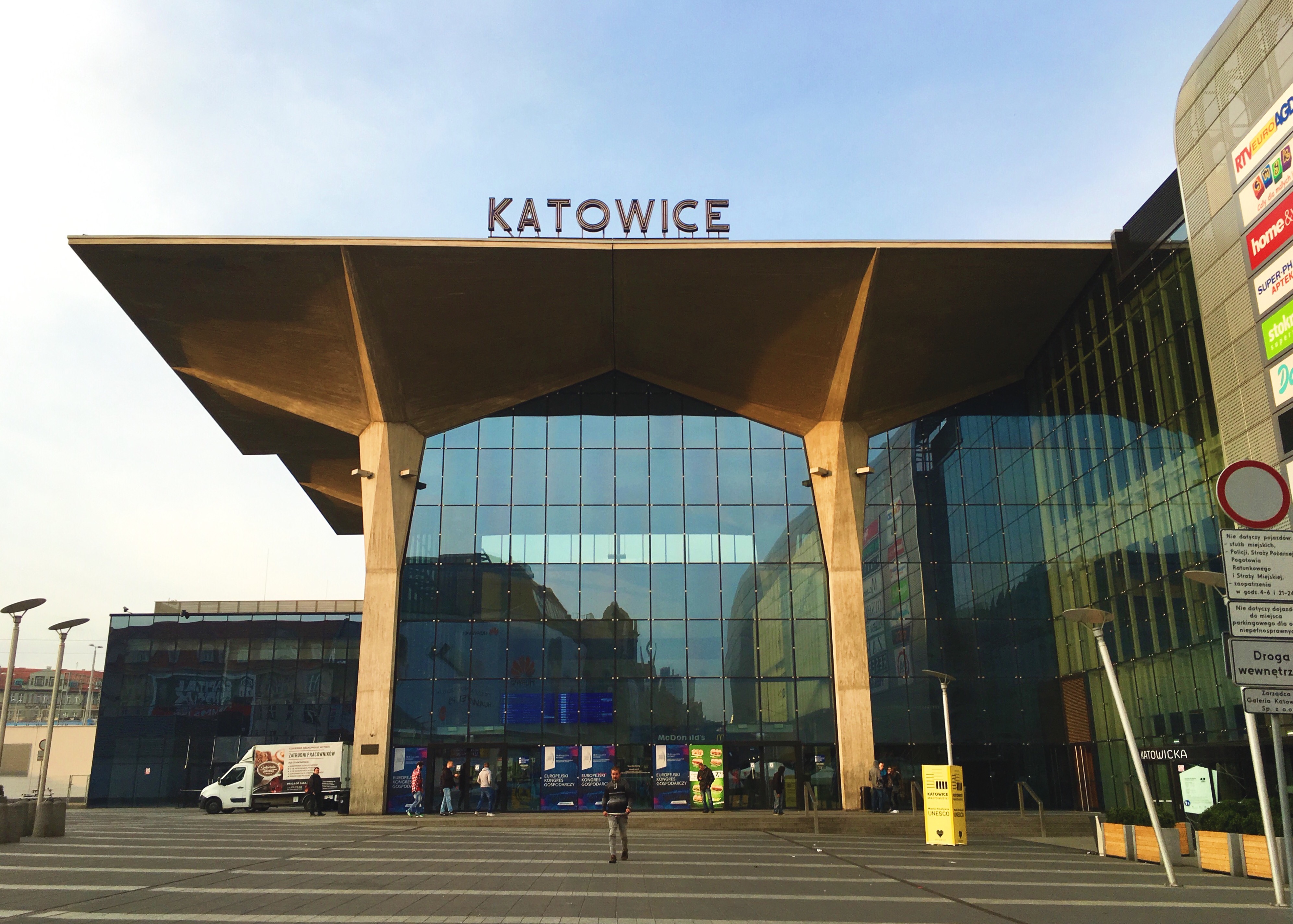Katowice_train_station_outside_
