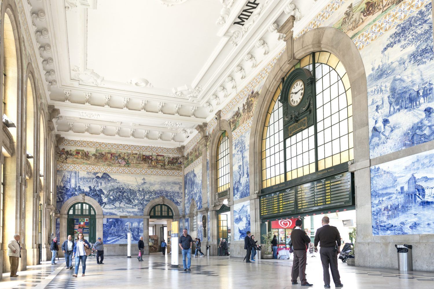Porto Sa%cc%83o Bento_station_hall