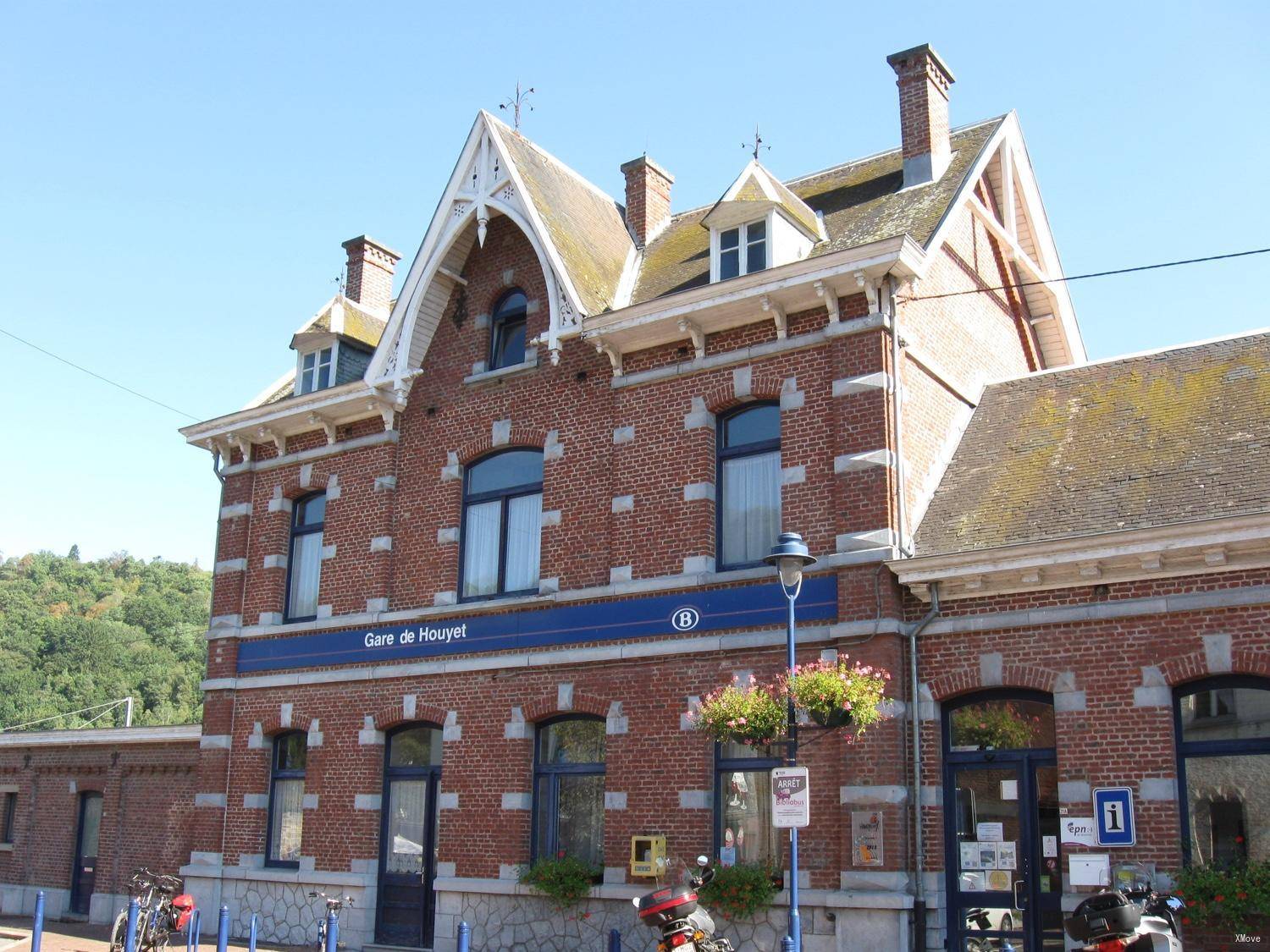 station building photo