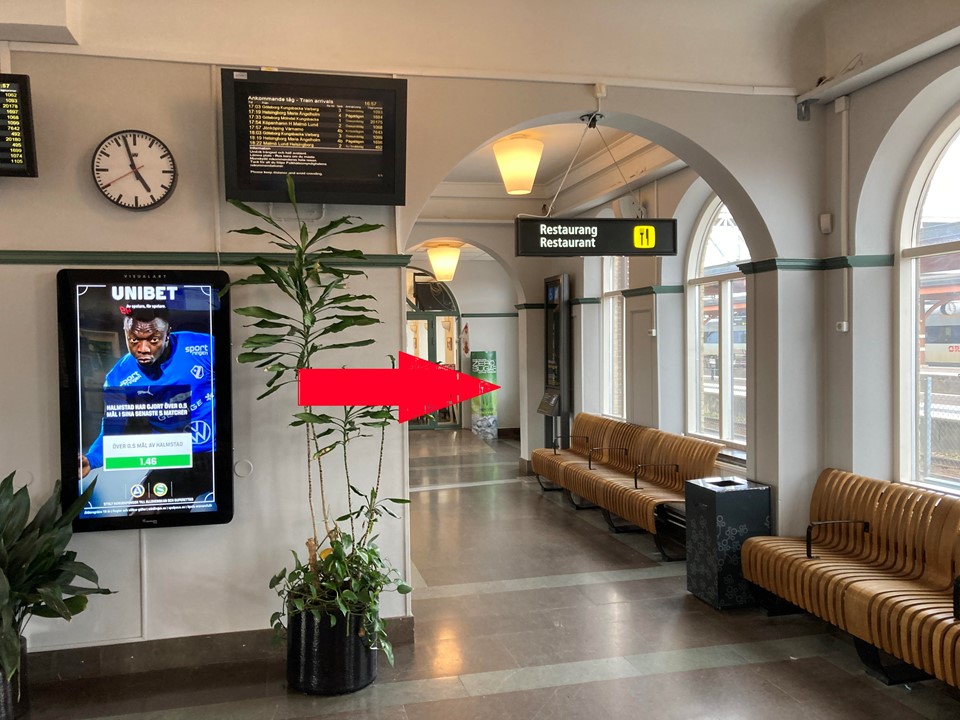 Halmstad_central_station_hall