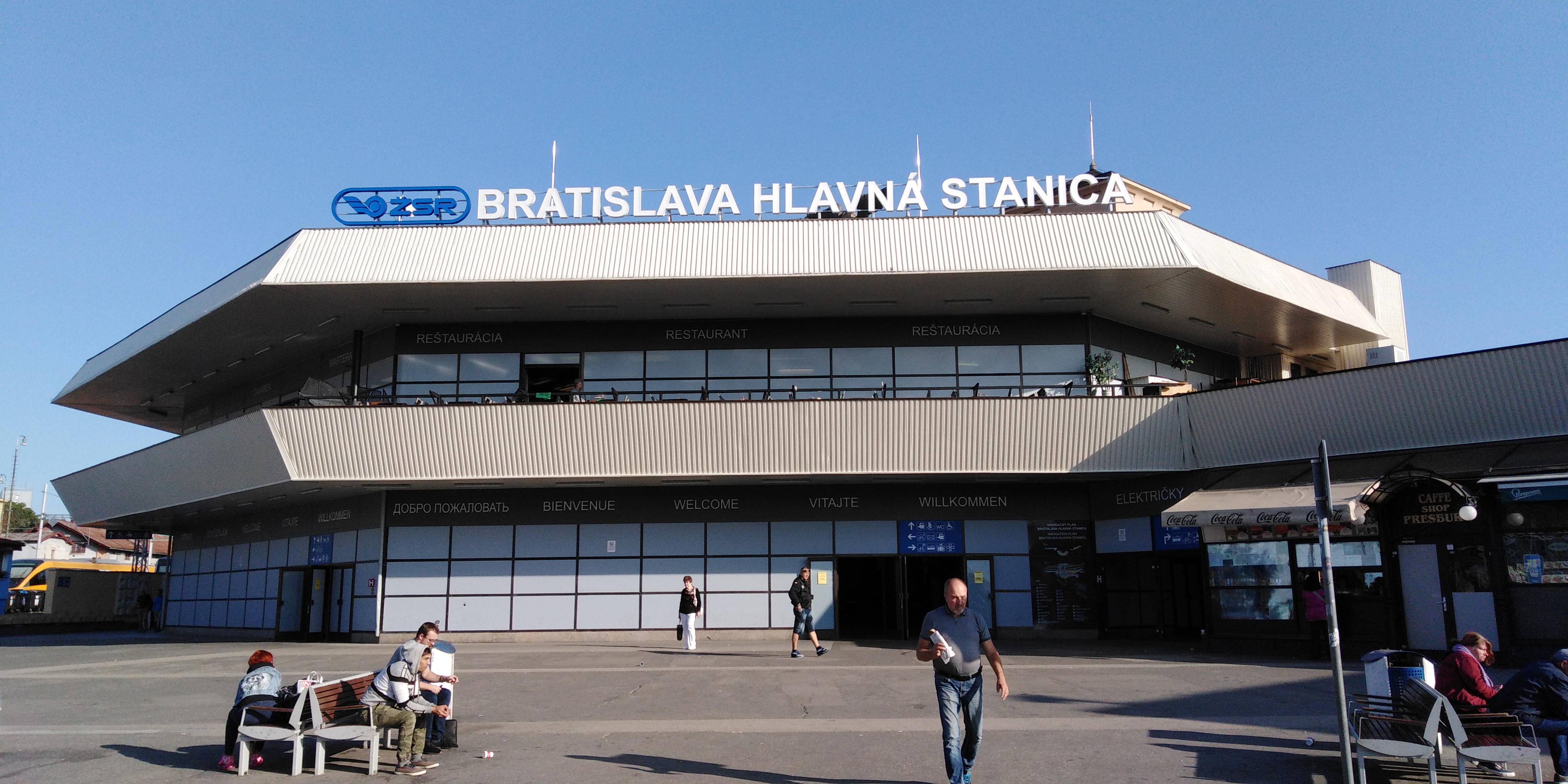 Bratislava_hl.st._outside_
