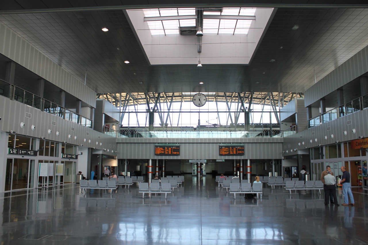 Burgos_train_station_interior